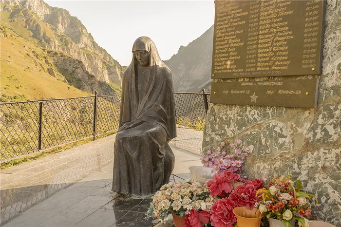 Памятник жертвам схода ледника Колка, построенный поисковиками, пробивавшимися в Кармадонский тоннель