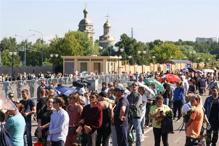 Люди, пришедшие на церемонию прощания с бывшим солистом группы 