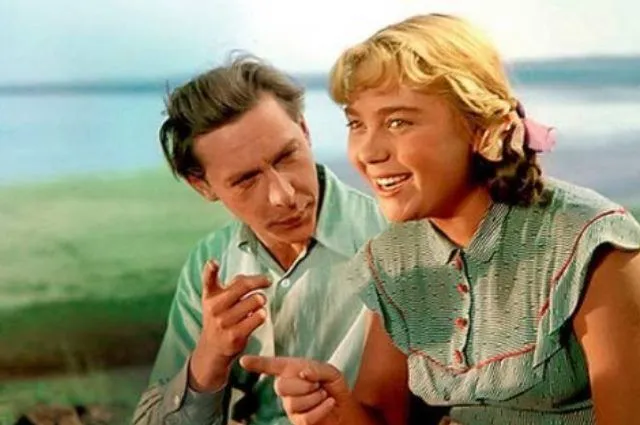 Олег Ефремов и Нина Дорошина в фильме 'Первый эшелон', 1955 год.