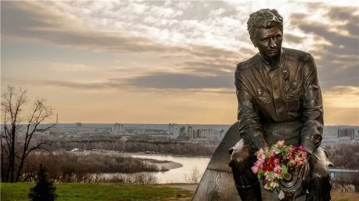 Памятник Леониду Быкову в Киеве