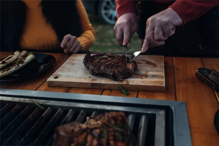 Cutting meat straight off the grill