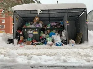 Жители Нижнего Новгорода пожаловались на горы мусора около домов