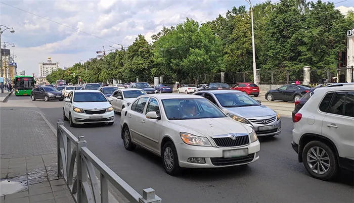 поток машин в городе