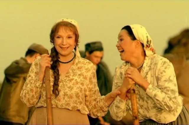 Клара Лучко (слева). Парк советского периода (2006).