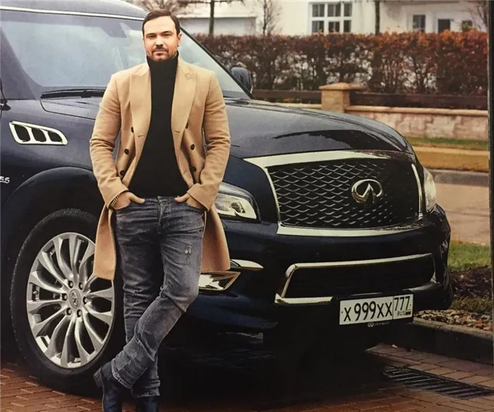 Алексей рядом со своим Infiniti QX80