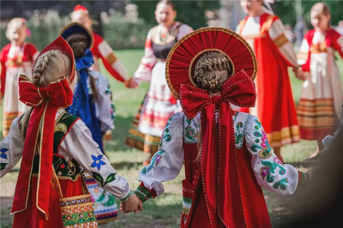 Вдали от ритмов мегаполисов: что такое избинг и почему отдых в деревне стал популярным