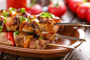Майские шашлыки: какие продукты могут быть опасны для здоровья на пикнике